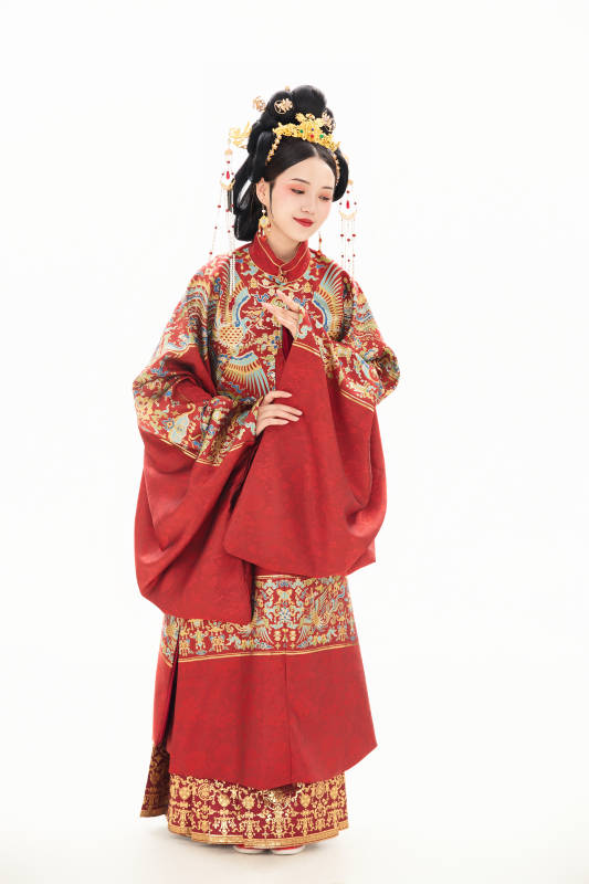 白色背景下穿着中国明朝明制汉服服饰的少女图片