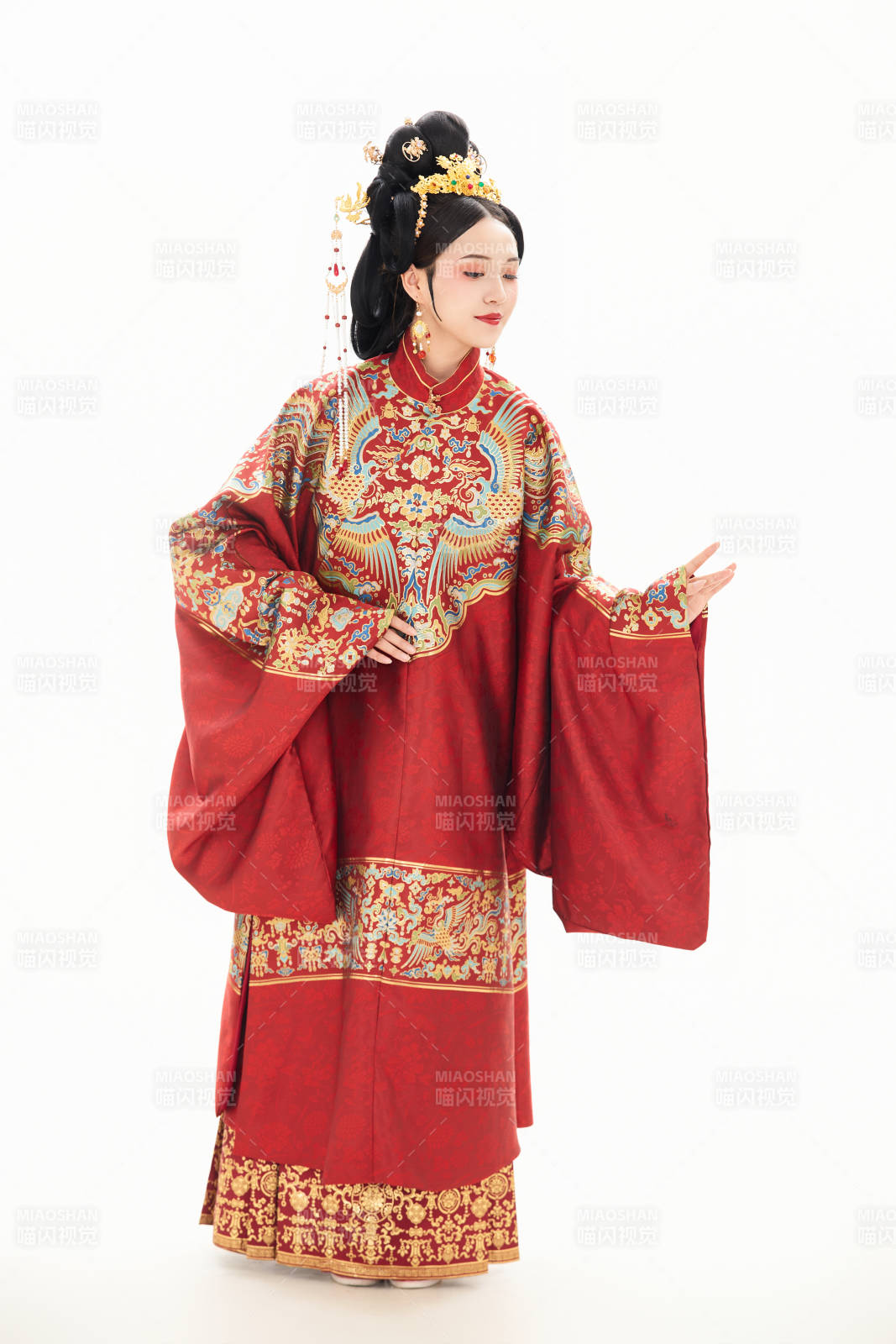 白色背景下穿着中国明朝明制汉服服饰的少女图片