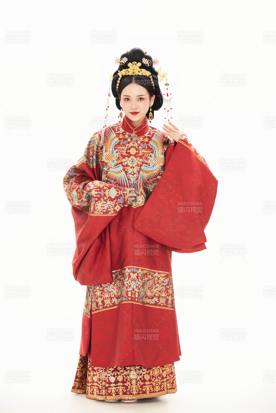 白色背景下穿着中国明朝明制汉服服饰的少女图片