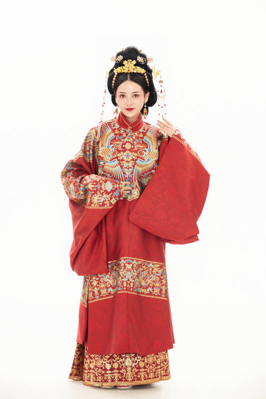 白色背景下穿着中国明朝明制汉服服饰的少女图片