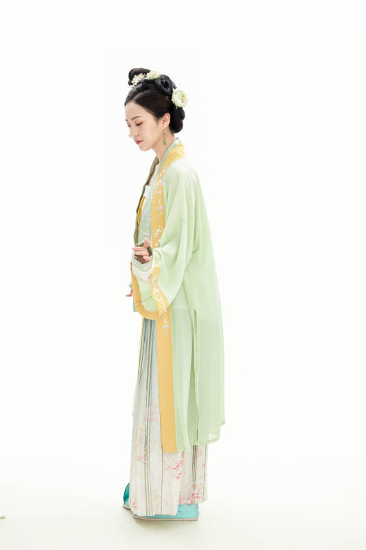 白色背景下穿着南北宋朝汉服的少女图片