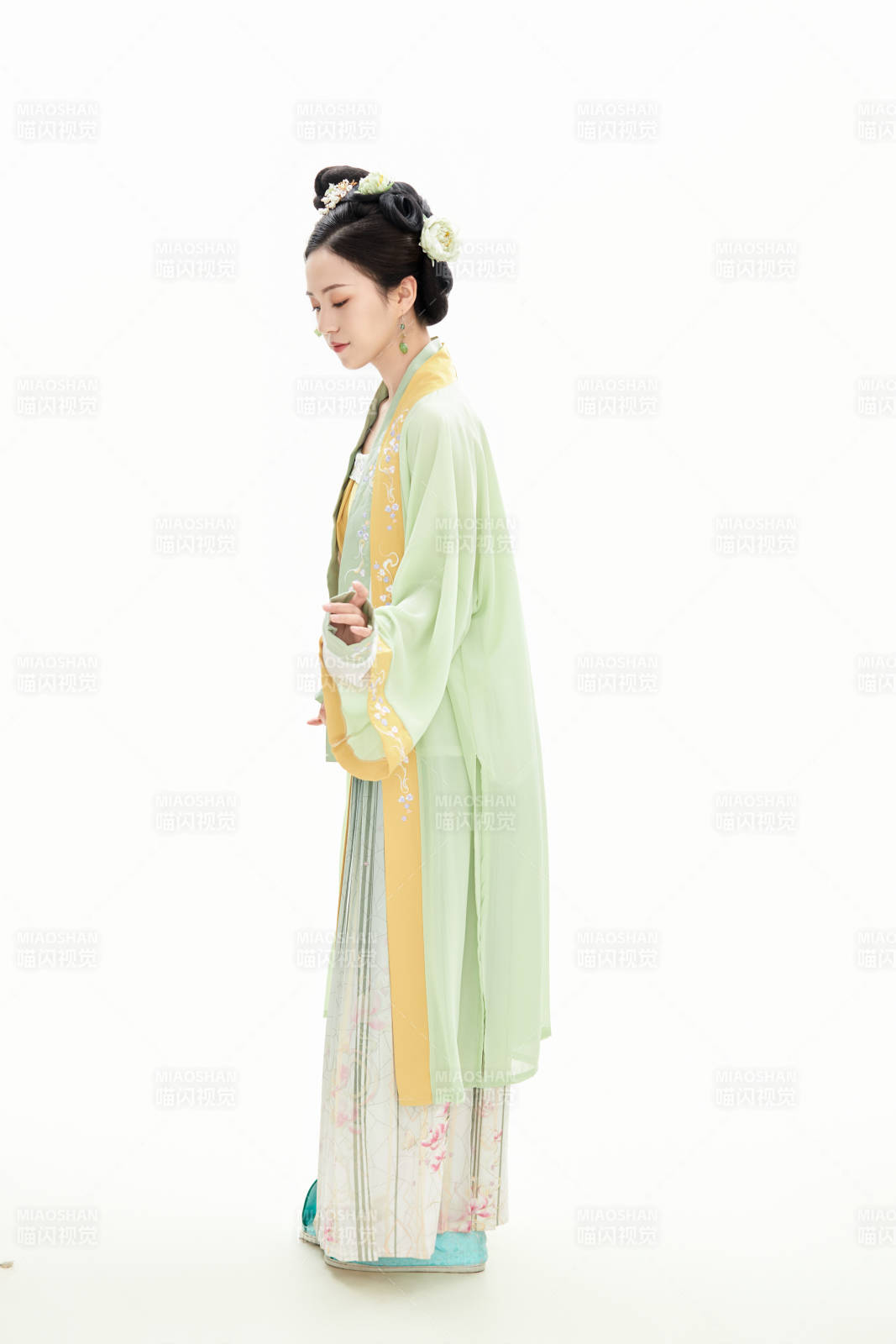白色背景下穿着南北宋朝汉服的少女图片