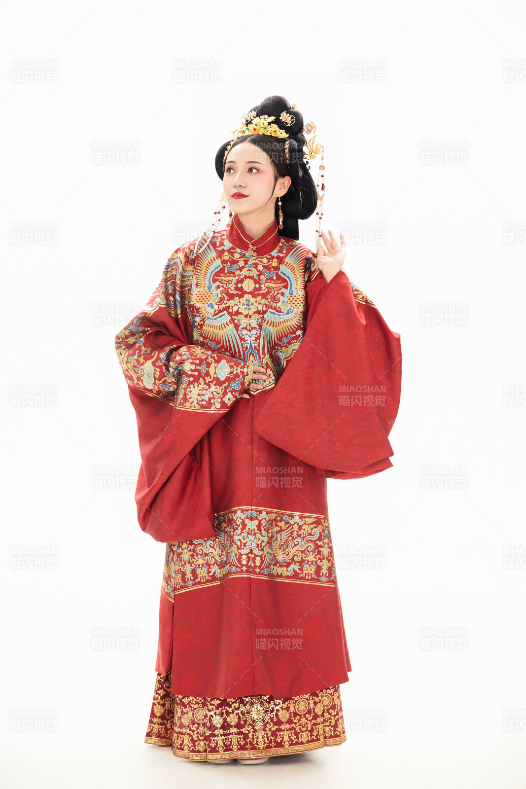 白色背景下穿着中国明朝明制汉服服饰的少女图片