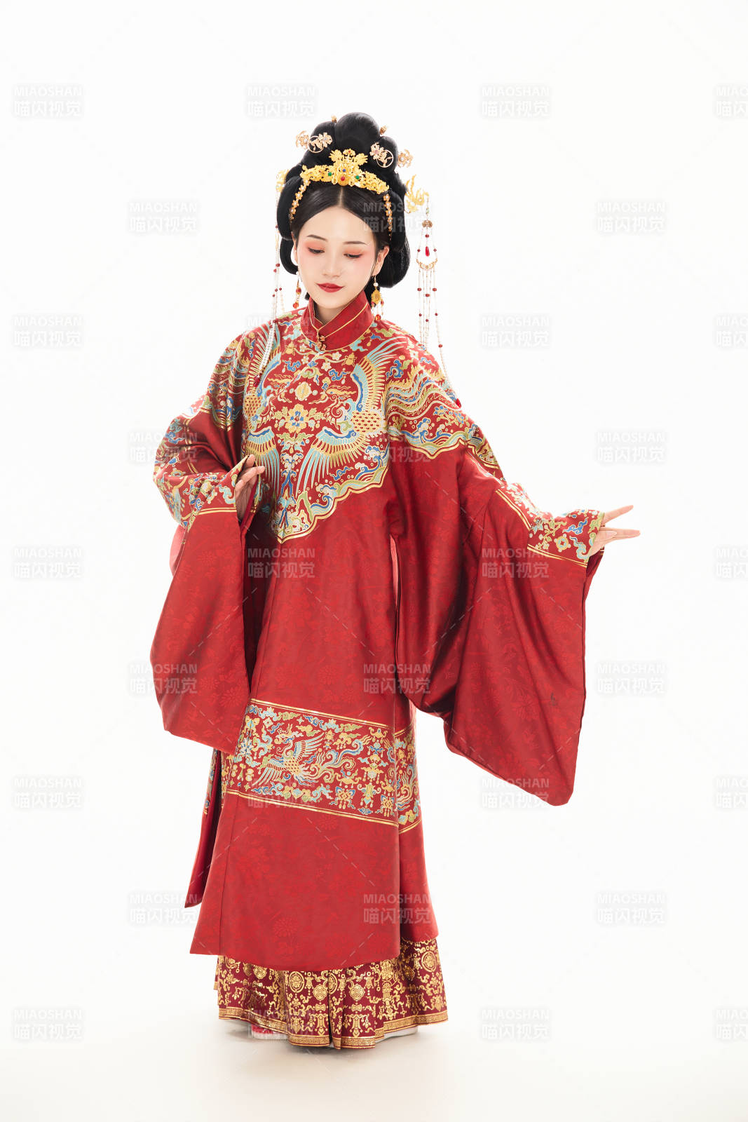 白色背景下穿着中国明朝明制汉服服饰的少女图片