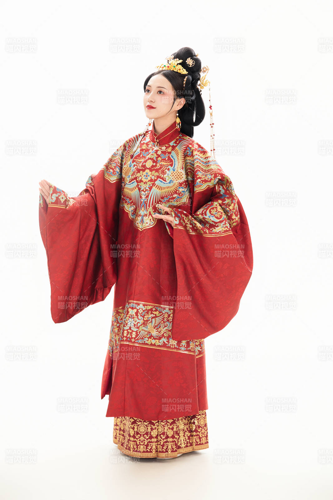 白色背景下穿着中国明朝明制汉服服饰的少女图片