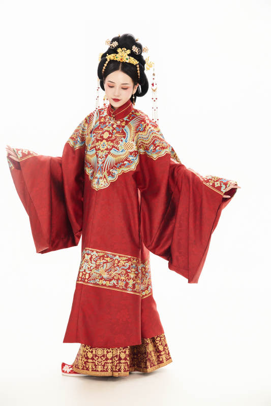 白色背景下穿着中国明朝明制汉服服饰的少女图片