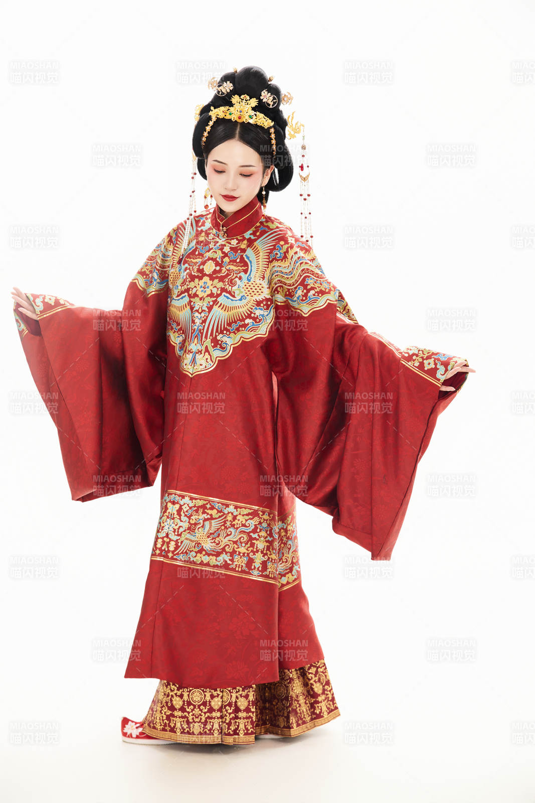 白色背景下穿着中国明朝明制汉服服饰的少女图片