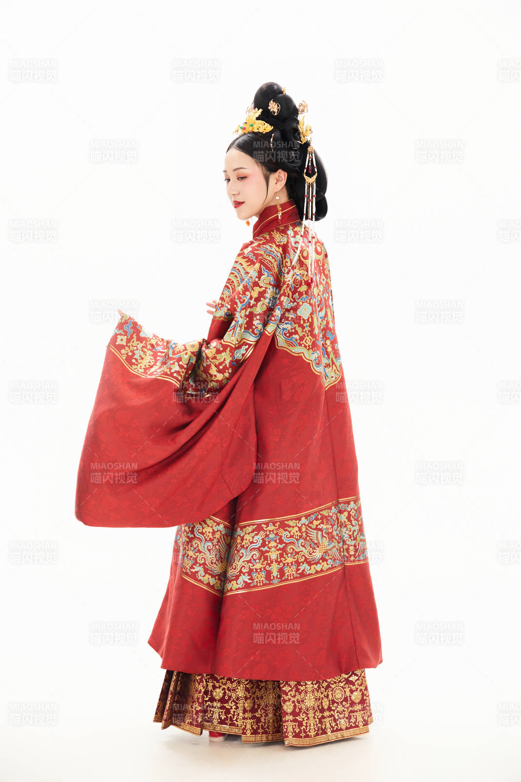 白色背景下穿着中国明朝明制汉服服饰的少女图片