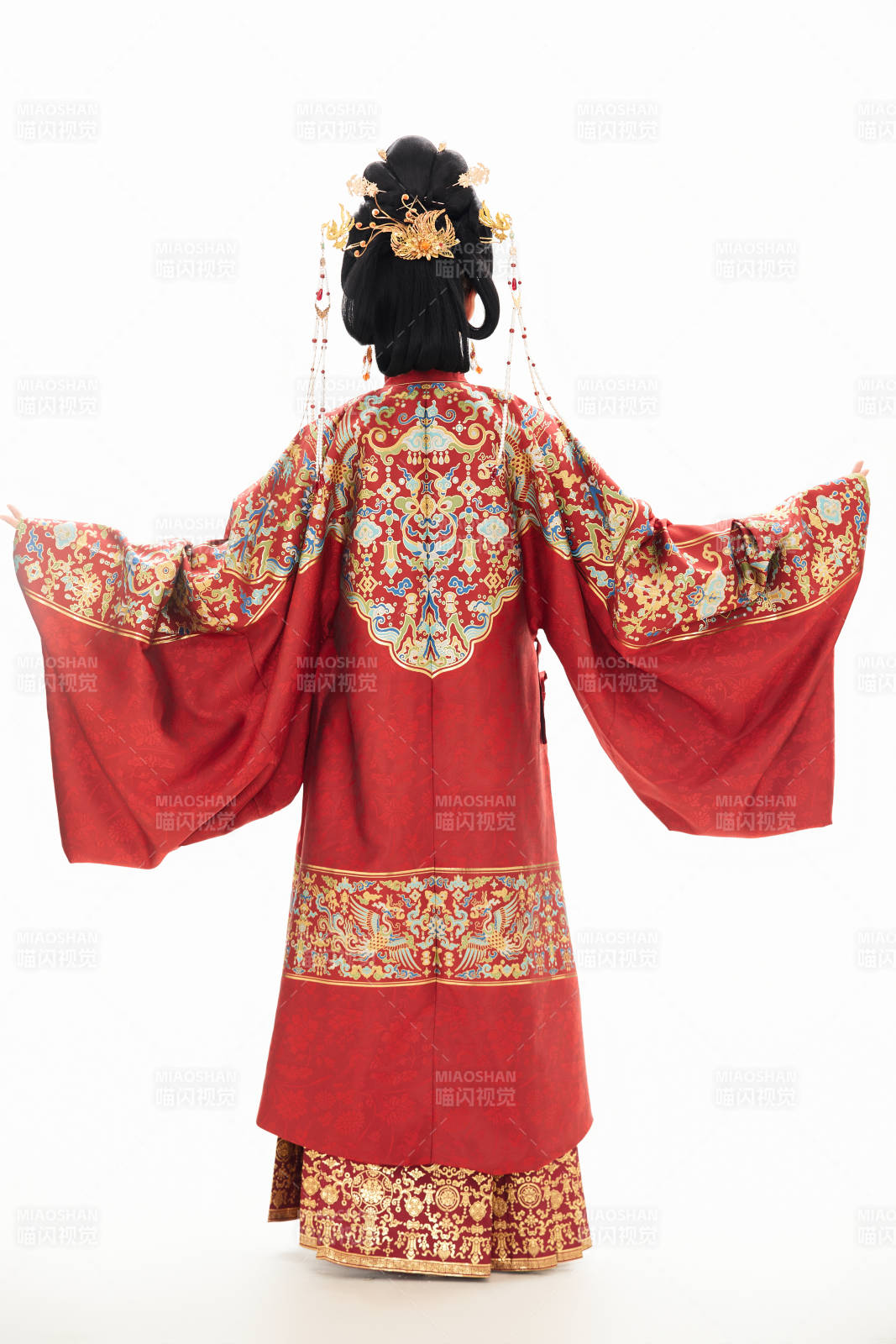 白色背景下穿着中国明朝明制汉服服饰的少女图片