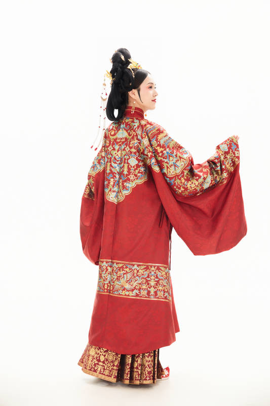 白色背景下穿着中国明朝明制汉服服饰的少女图片