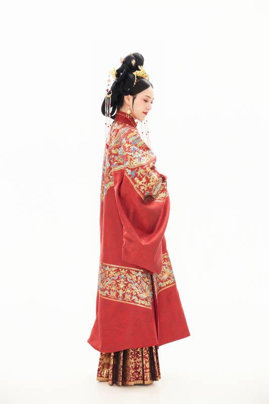 白色背景下穿着中国明朝明制汉服服饰的少女图片