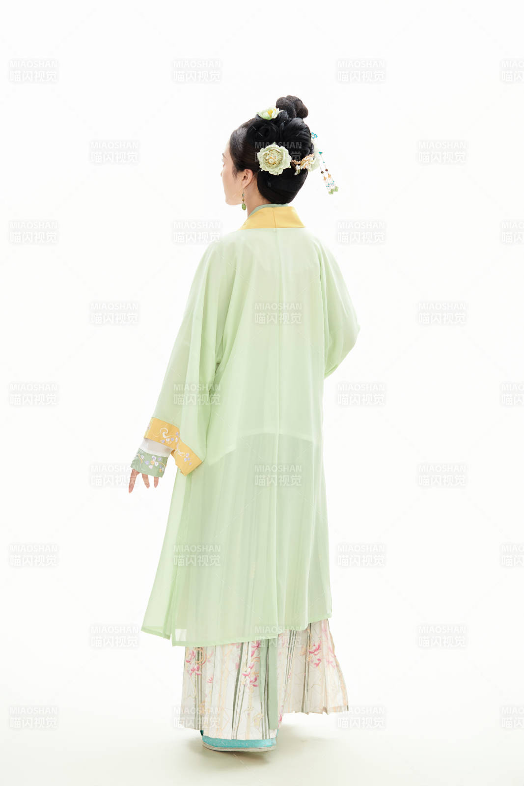 白色背景下穿着南北宋朝汉服的少女图片