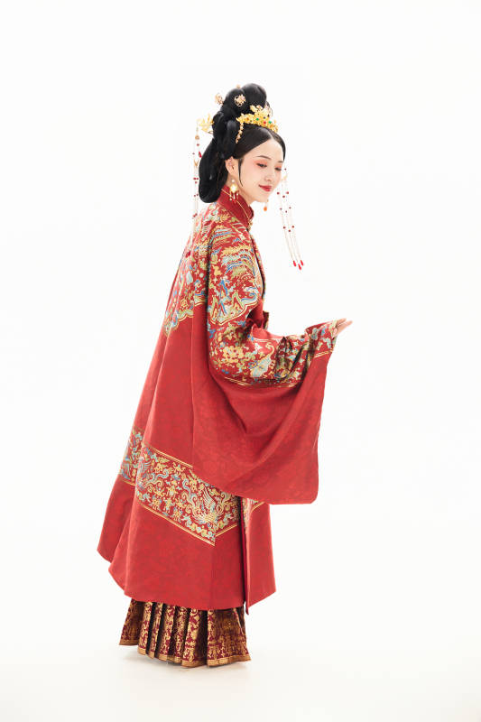 白色背景下穿着中国明朝明制汉服服饰的少女图片