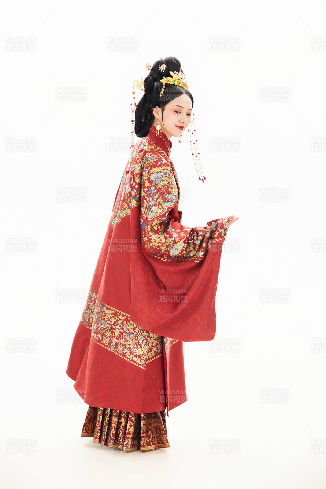 白色背景下穿着中国明朝明制汉服服饰的少女图片