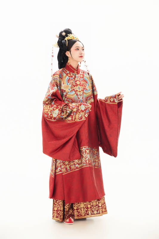 白色背景下穿着中国明朝明制汉服服饰的少女图片