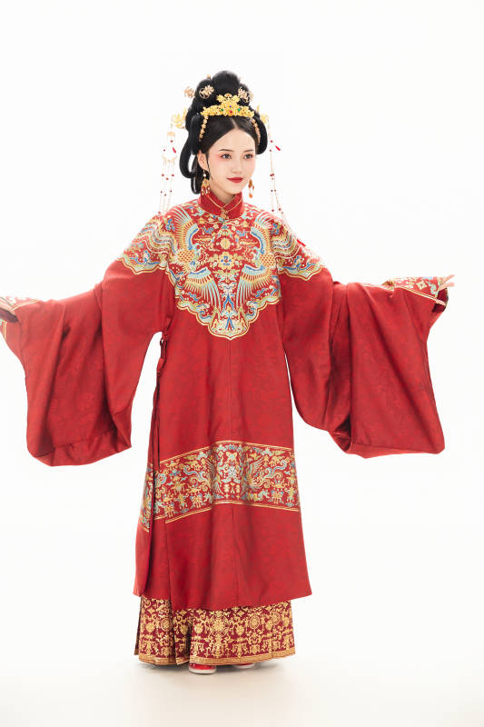 白色背景下穿着中国明朝明制汉服服饰的少女图片