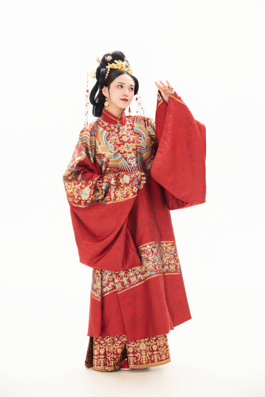 白色背景下穿着中国明朝明制汉服服饰的少女图片