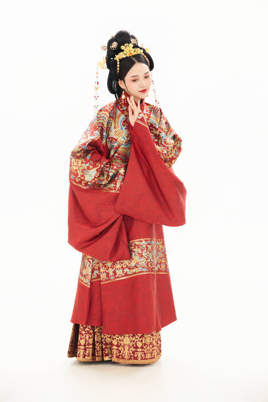 白色背景下穿着中国明朝明制汉服服饰的少女图片