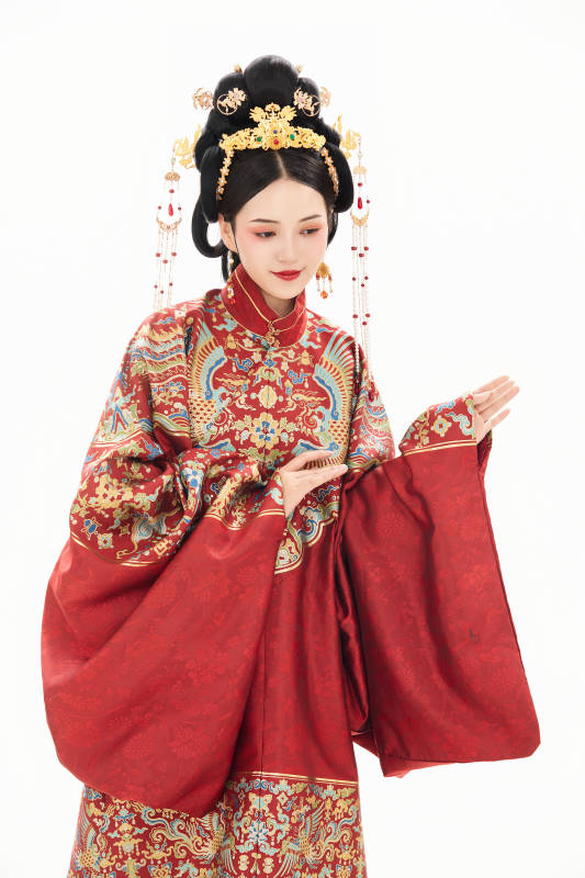 白色背景下穿着中国明朝明制汉服服饰的少女图片