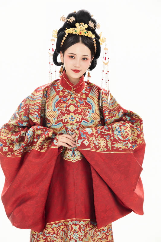 白色背景下穿着中国明朝明制汉服服饰的少女图片