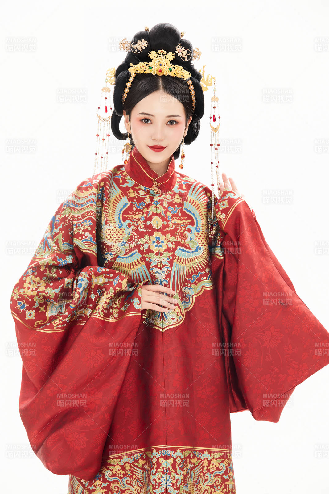 白色背景下穿着中国明朝明制汉服服饰的少女图片