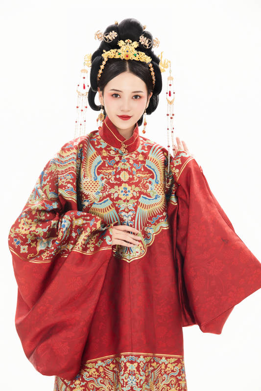 白色背景下穿着中国明朝明制汉服服饰的少女图片