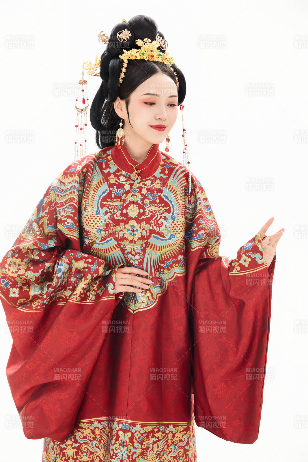 白色背景下穿着中国明朝明制汉服服饰的少女图片