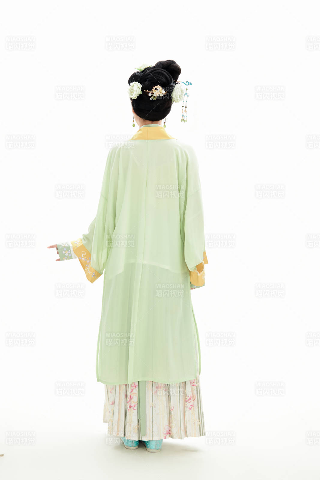 白色背景下穿着南北宋朝汉服的少女图片