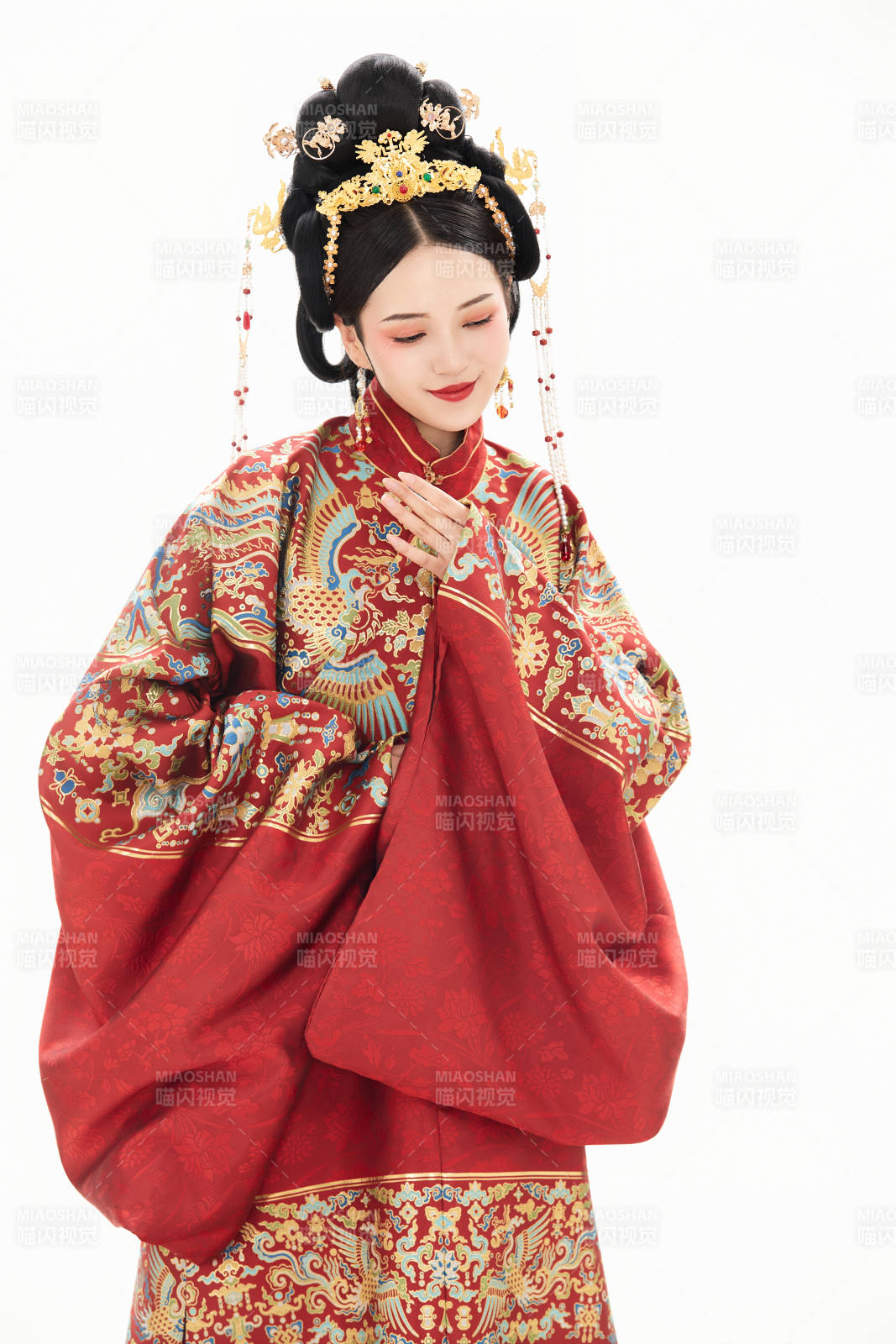 白色背景下穿着中国明朝明制汉服服饰的少女图片