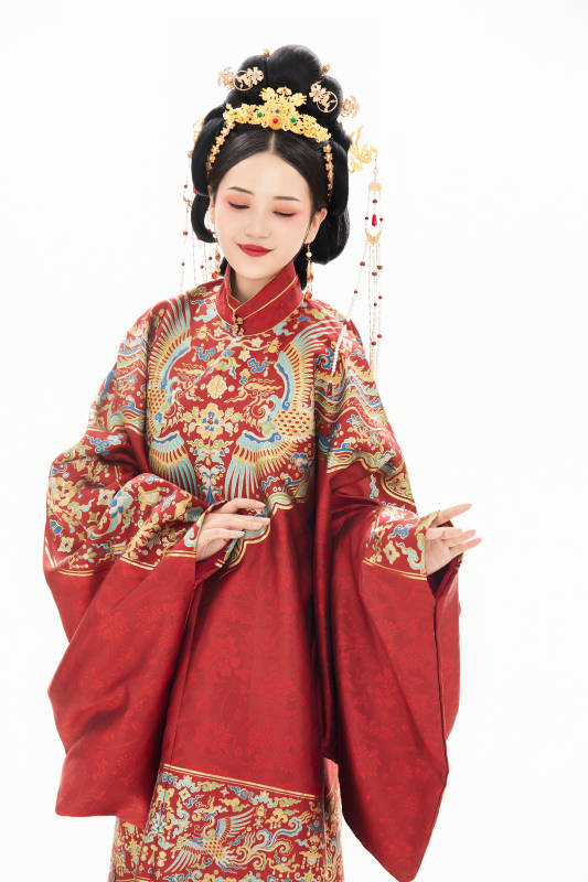 白色背景下穿着中国明朝明制汉服服饰的少女图片