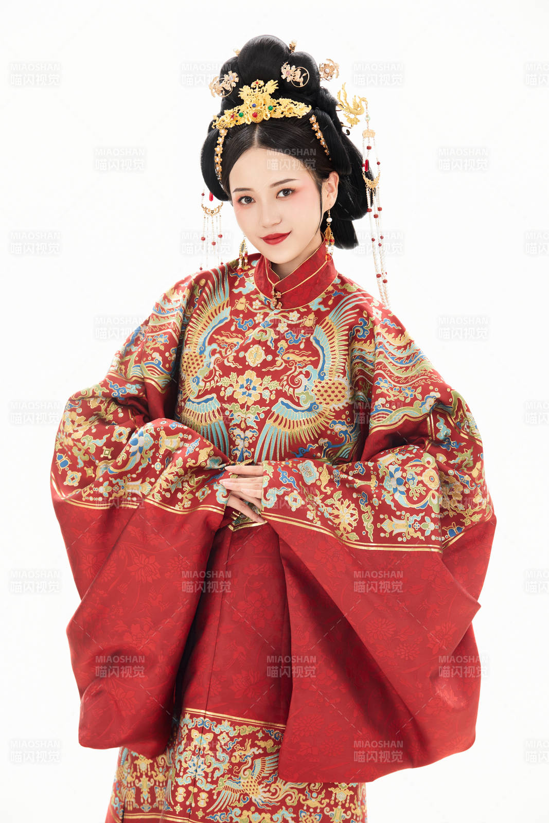 白色背景下穿着中国明朝明制汉服服饰的少女图片