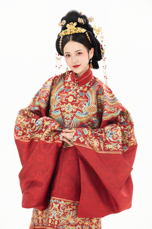 白色背景下穿着中国明朝明制汉服服饰的少女图片