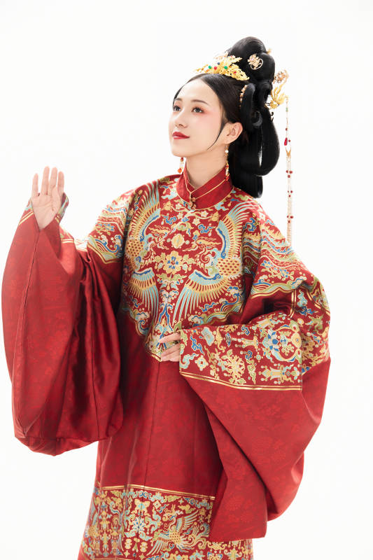 白色背景下穿着中国明朝明制汉服服饰的少女图片