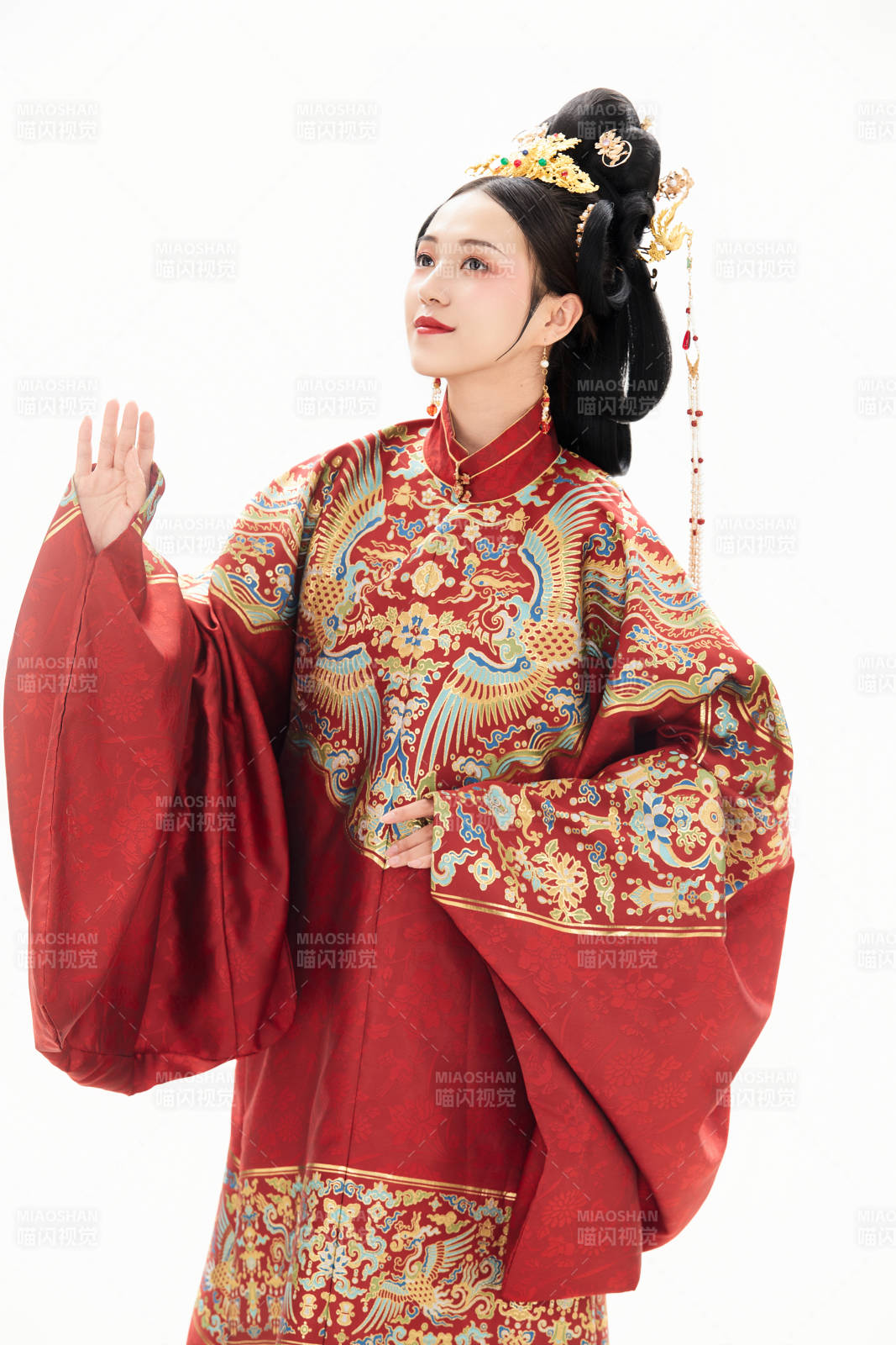 白色背景下穿着中国明朝明制汉服服饰的少女图片