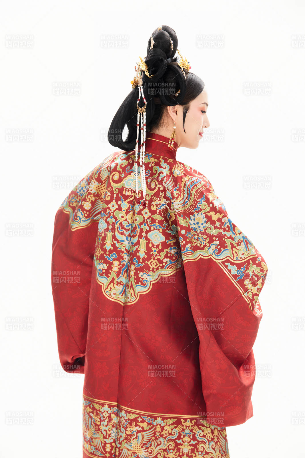 白色背景下穿着中国明朝明制汉服服饰的少女图片