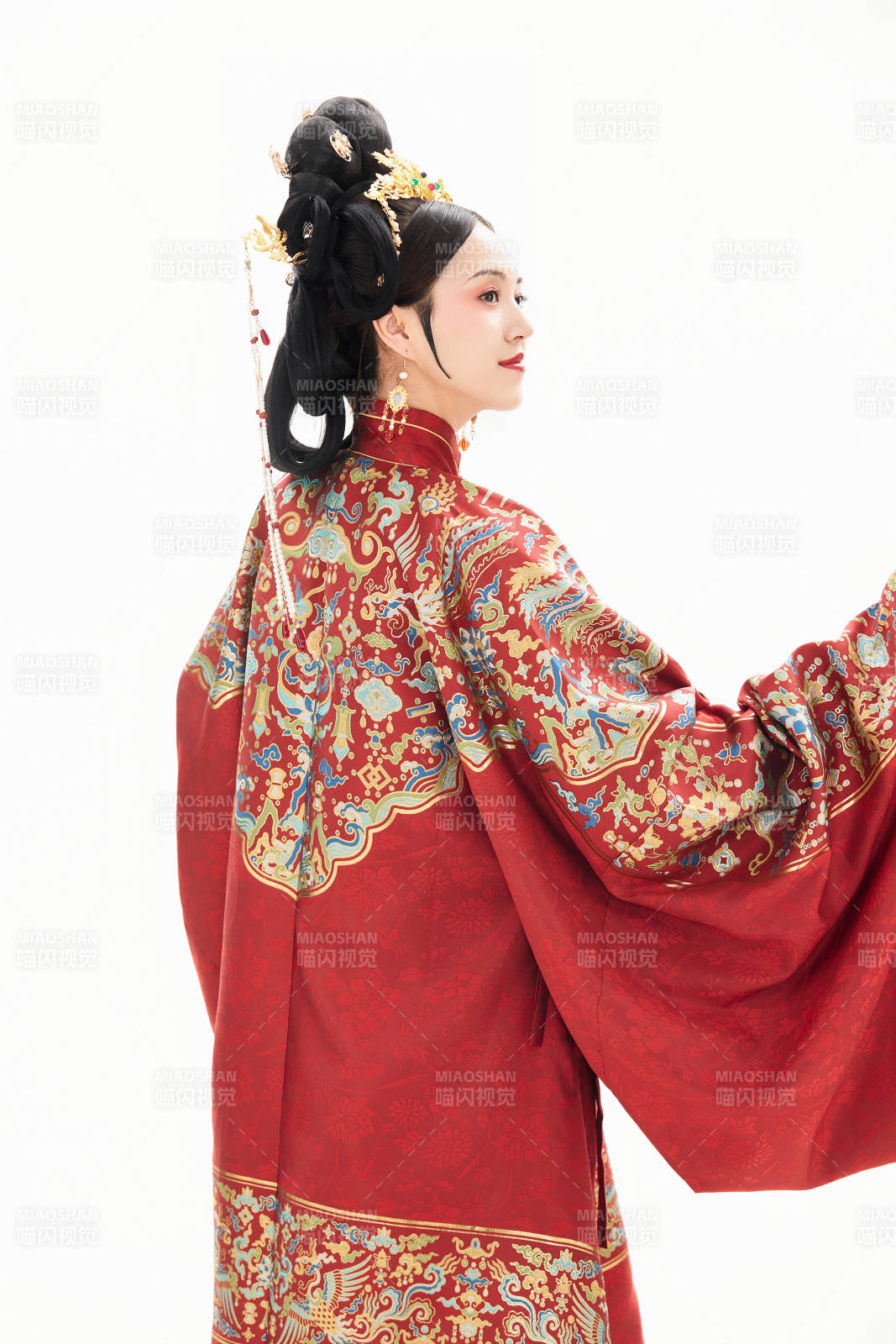 白色背景下穿着中国明朝明制汉服服饰的少女图片