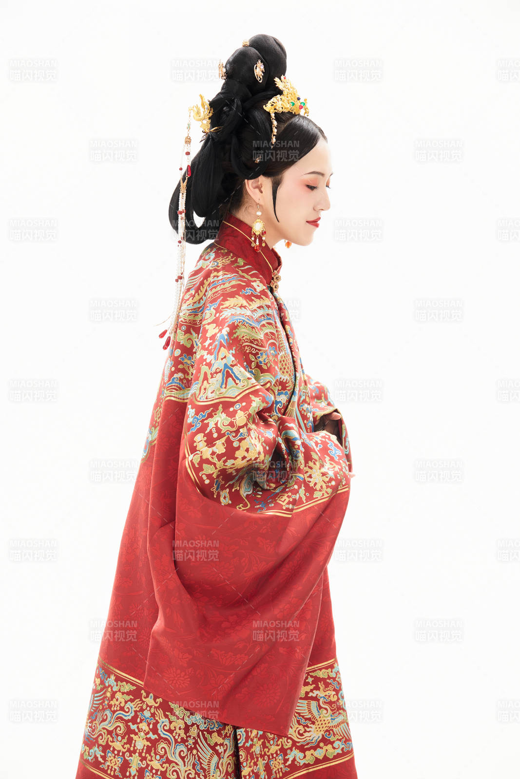 白色背景下穿着中国明朝明制汉服服饰的少女图片