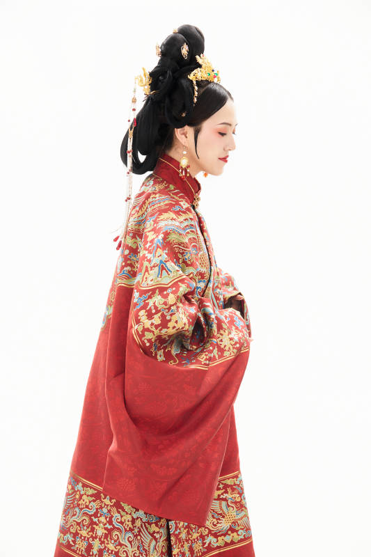 白色背景下穿着中国明朝明制汉服服饰的少女图片