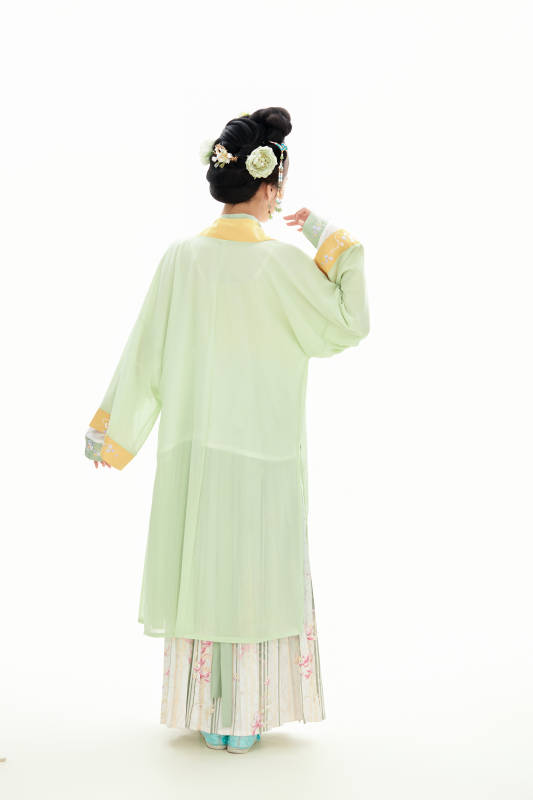 白色背景下穿着南北宋朝汉服的少女图片