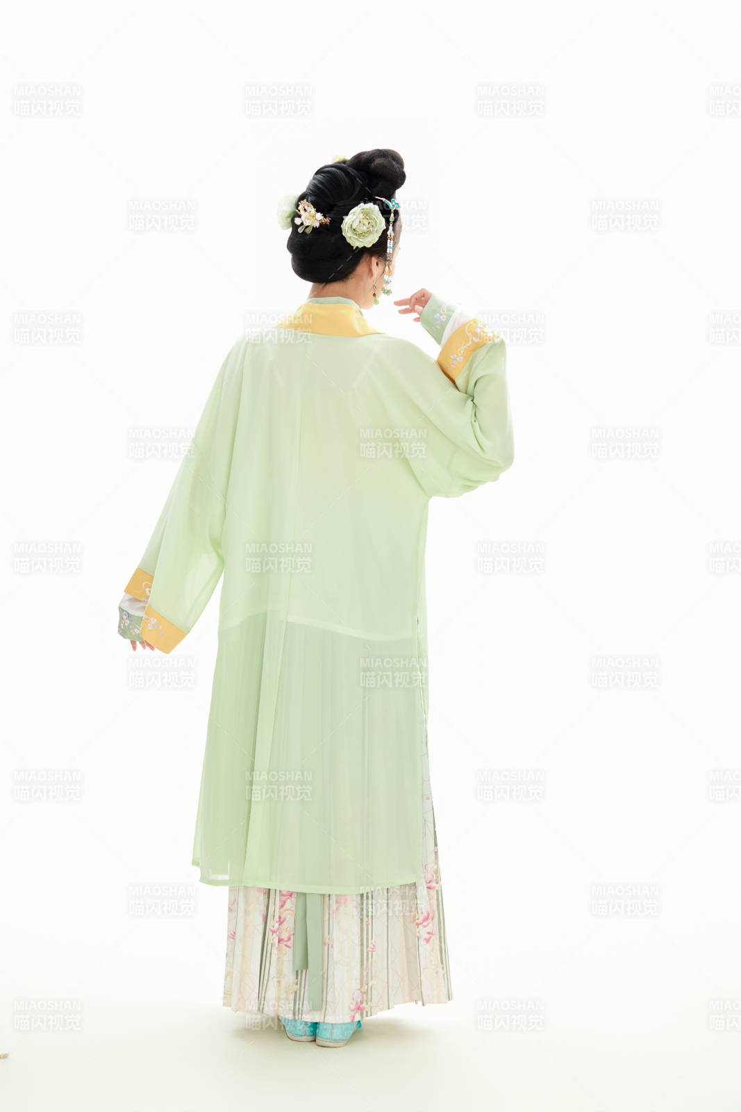 白色背景下穿着南北宋朝汉服的少女图片