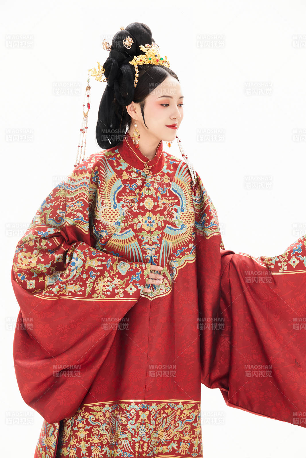 白色背景下穿着中国明朝明制汉服服饰的少女图片