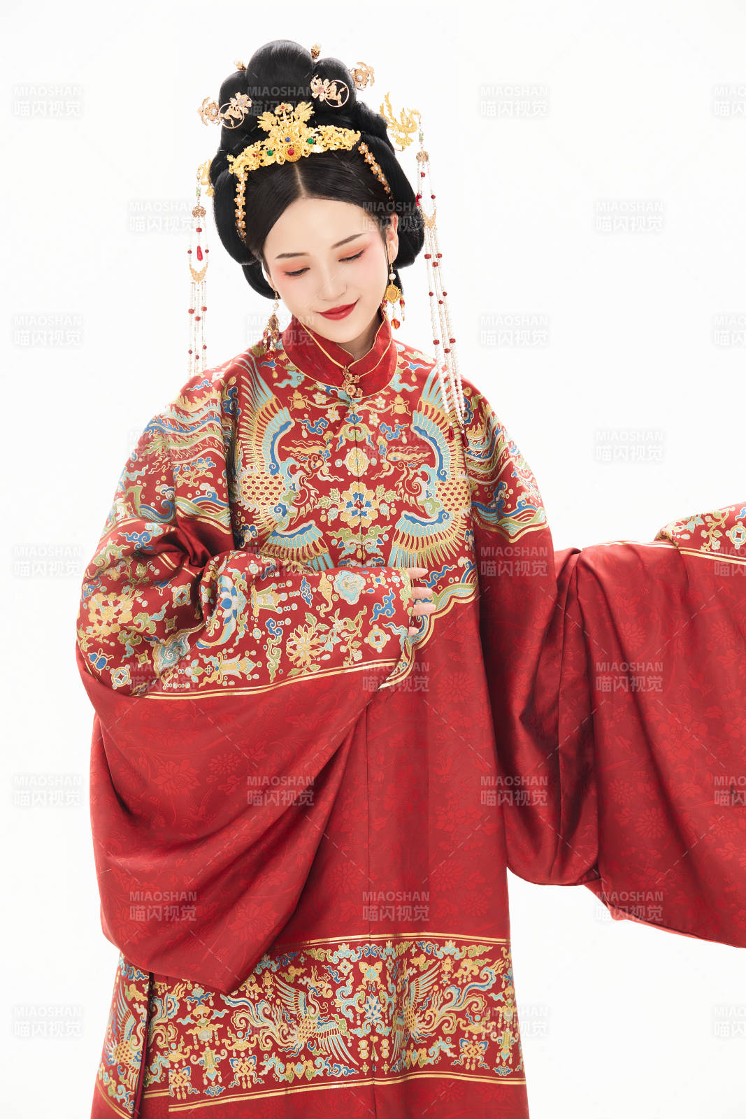 白色背景下穿着中国明朝明制汉服服饰的少女图片