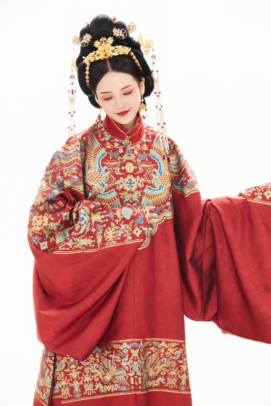 白色背景下穿着中国明朝明制汉服服饰的少女图片