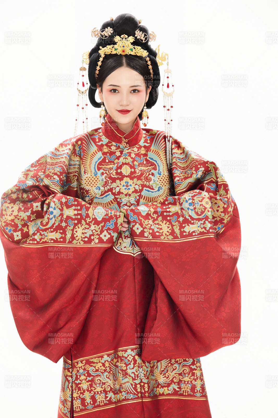 白色背景下穿着中国明朝明制汉服服饰的少女图片