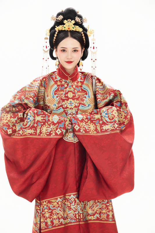 白色背景下穿着中国明朝明制汉服服饰的少女图片