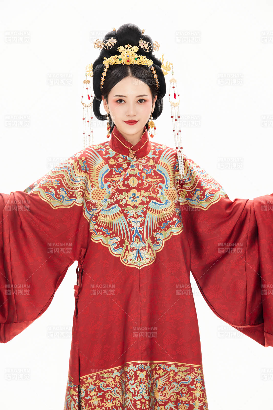 白色背景下穿着中国明朝明制汉服服饰的少女图片