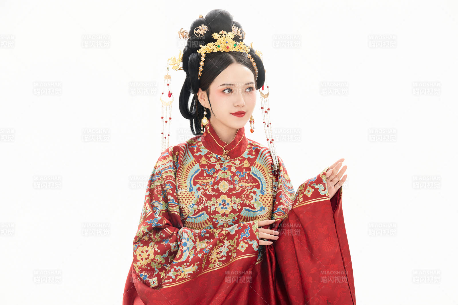 白色背景下穿着中国明朝明制汉服服饰的少女图片