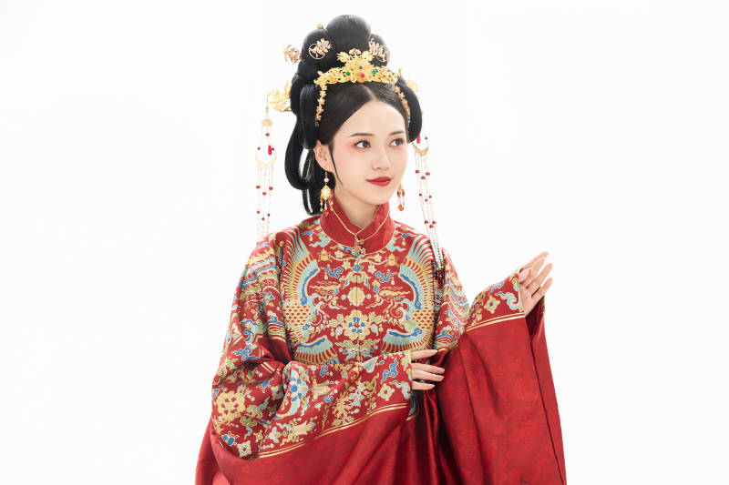 白色背景下穿着中国明朝明制汉服服饰的少女图片