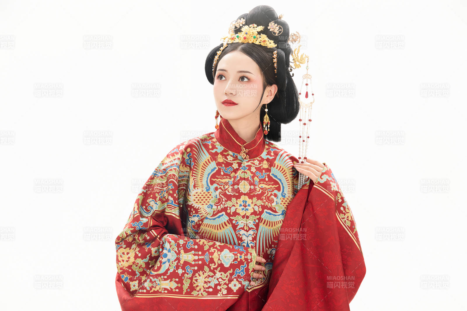 白色背景下穿着中国明朝明制汉服服饰的少女图片