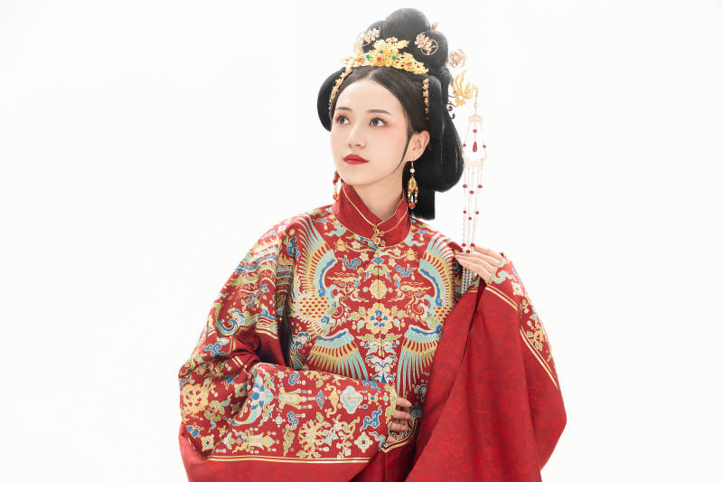 白色背景下穿着中国明朝明制汉服服饰的少女图片